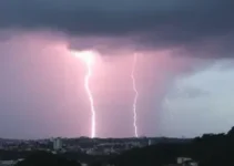 trovões e raios em Maracanaú