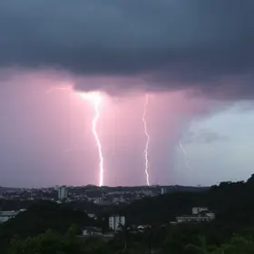 trovões e raios em Maracanaú