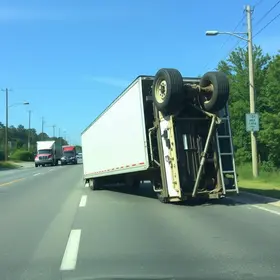 carreta tomba na CE-010